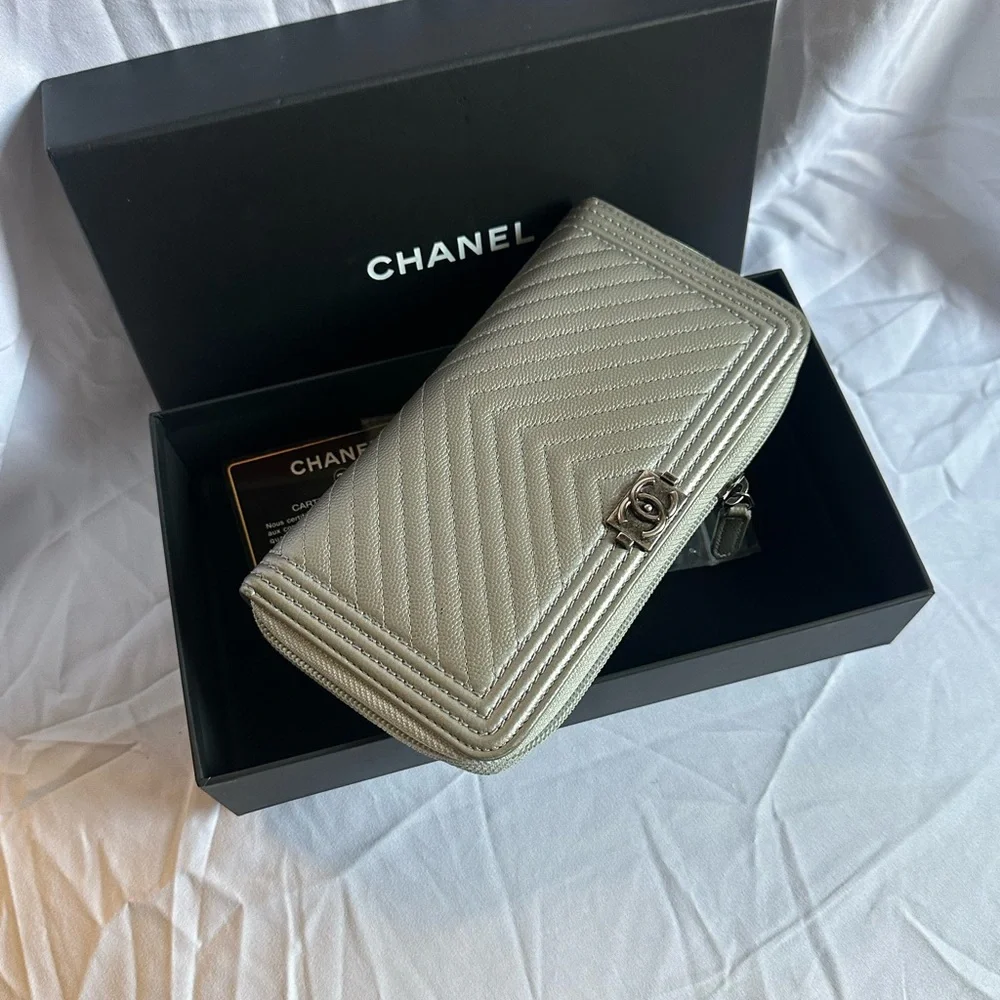 💯 Authentic Chanel Silver Chevron Quilted Zip Around Boy Wallet - Picture 14 of 16